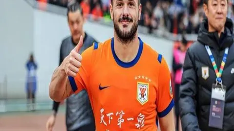 孔帕尼获球员拥戴，接棒前任成榜样，媒体称赞其风范